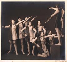 cca 1930 Erdélyi Ila: Szentpál Olga mozdulatművészeti iskolájának növendékei. Vintage fotó, aláírva, az iskola emblémájával ellátva, kartonra ragasztva, 17x18/24x32cm