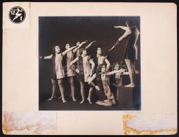 cca 1930 Erdélyi Ila: Szentpál Olga mozdulatművészeti iskolájának növendékei. Vintage fotó, aláírva,...
