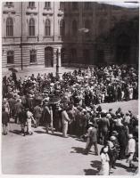 cca 1930 Reich Péter Cornel: Az őrségváltás közönsége a Várban. Vintage fotó, feliratozva, jelzés nélkül, a szerző hagyatékából, 30x24cm