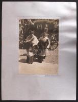 1933 Eitner Margit: Nagyboldogasszony napján Ő Eminenciája Serédi Jusztinián megérkezik az esztergomi bazilikában tartandó nagymisére. Vintage fotó, aláírva, feliratozva, kartonra ragasztva, 13x18/32x24cm