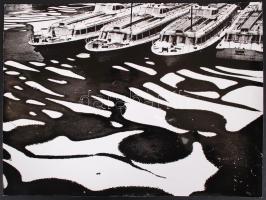 1970-1980 Zsigri Oszkár: Téli kikötő Újpesten. Vintage fotó, jelzés nélkül, a szerző hagyatékából, 30x40cm