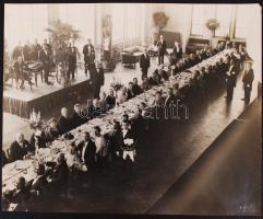 1910-1920 Esküvői ebéd, társasági esemény a szombathelyi Knébel Fotótól, hátoldalán nehezen olvasható, halvány felirat, hidegpecsét elől, 27x33cm