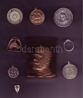 Kis tétel benne nagyalakú Br plakett, Szign:Sződy, 5db klf emlékérem, főleg régebbi, I. Vh.katonai mini kitűző + I. Vh. alu. gyűrű + lófejes Br. függő T:PP,1,2,3