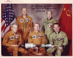 1976 NASA fotó az Apolló-Szojuz asztronautáinak eredeti aláírásával Cinege Lajos honvédelmi miniszternek ajánlva Eredeti ritkaság