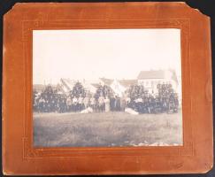 1914 A 9/6-os egészségügyi alakulat. Szamossy F. Kassa, hátoldalán "Bóta József július 29 a csata déli harcterén 1914-be" felirattal, kartonon, 23x29/34x42cm (a hordozó karton sarkai töredezettek)