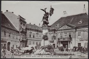 cca 1890 Budapest I. a megkoszorúzott Honvéd-szobor kissé meggyűrt fotó 15x10 cm