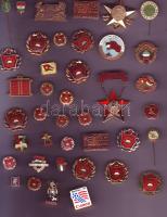 40db modern jelvény, kitűző (benne sok KISZ) T:1,2