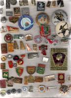 1980-as évek 69 db többnyire klf kitűző, jelvény, többségében szovjet, kevés magyarral, benne Lenin, olimpia, sport motívumok T:1,2