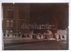 cca 1900 Ünneplő tőmeg az Alagút előtt üvegnegatív 9x7 cm