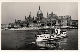 Budapest V. Parlament, sétahajó