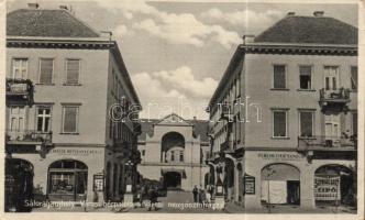 Sátoraljaújhely városi bérpalota a városi mozgószínházzal, a Schwarzbart cipőáruházzal és Perlmutter Sándor divatáruházával