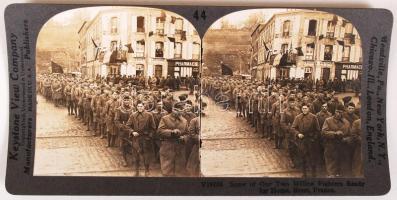 cca 1918 I. világháború. Amerikai katonák Brestben. Sztereófotó. /  cca 1918 World War I. US soldiers in Brest. Military stereo photo