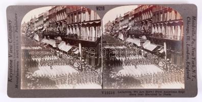 cca 1918 I. világháború. Amerikai katonák Párizsban. Sztereófotó. / cca 1918 World War I. US soldiers in Paris. Military stereo photo