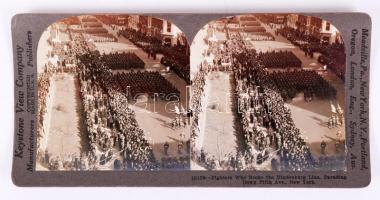 cca 1918 I. világháború. Amerikai katonák felvonulása New Yorkban. Sztereófotó. /  cca 1918 World War I. US soldiers in New York. Military stereo photo