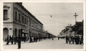 Óbecse Horthy Miklós út, az Uborka testvérek kereskedése / street with shop