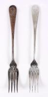 2 db díszített ezüst (Ag.) villa, jelzett, monogramos, h:19 cm, nettó:101 g