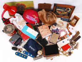 Óriási bolhapiac tétel órákkal, szövetekkel, porcelánnal, kis apróságokkal