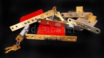 6 db zárbetét és különféle biztonsági zárak