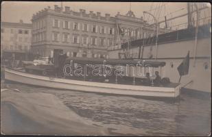 1916 Pola, kikötőparancsnokság hajókkal, fotólap, hátoldalon korabeli jegyzet