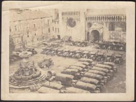 1916 Trento, Dóm tér, osztrák-magyar katonai gépkocsioszlop pihenője, hátoldalon korabeli jegyzet  / 1916 Trento, austro-hungarian military vehicles 9x12 cm