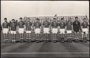 1956. 06. 09. Az Aranycsapat Lisszabonban a Portugália elleni meccs előtt, Magyarország-Portugália (2:2, üres lelátóval?). Hátoldalán a csapattagok felsorolásával,9x14cm