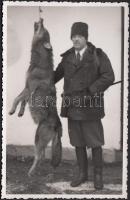 cca 1930 Farkasvadász fotója / Wolf hunter photo