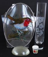 Üveg tétel: Falra akasztható madárka kép, maratott üvegváza, levél nehezék, porcelán gyűszű