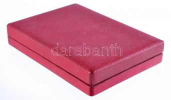 ~1960. "Kiváló Termelőszövetkezeti Tag" tűzzománcozott kitüntetés dísztokban T:1