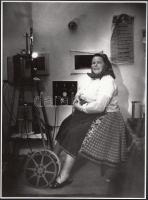 cca 1960-1970 Falusi mozigépész. Modern fotó, 23x17 cm