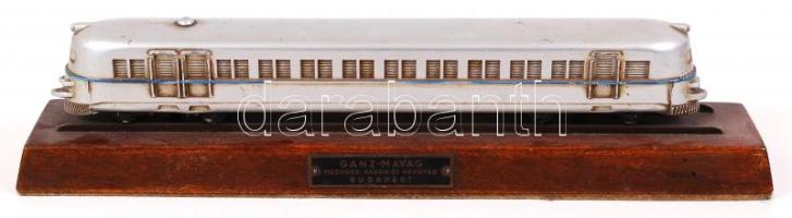 cca 1960 Ganz-Mávag dieselmozdony makett, fém, h: 26 cm fa talpazaton / Locomotiv modell