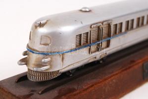 cca 1960 Ganz-Mávag dieselmozdony makett, fém, h: 26 cm fa talpazaton / Locomotiv modell