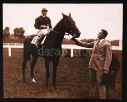 cca 1930-1940 Pietzner Fayer (Wien): Lóversenyen. Pecséttel jelezve, vintage fotó, 23x28 cm