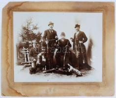 cca 1900 Vadászok, nagyméretű műtermi fotó kartonra kasírozva /  Hunters, on cardboard, 23x29/31x37cm
