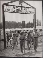 cca 1970-1980 A Rózsa Ferenc önkéntes ifjúsági építőtábor lakói. 22x17 cm