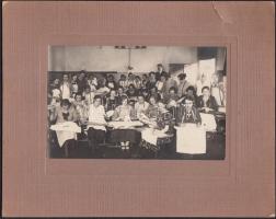 cca 1930-1940 Hímzőtanfolyam résztvevői. Fotó, kartonra ragasztva, 10x16 cm, karton 19x24 cm