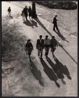1959 Sevcsik Jenő(1899-1996): Séta. Vintage fotó a szerző hagyatékából; az Egyetemi Lapokban publikálva; 11x8 cm