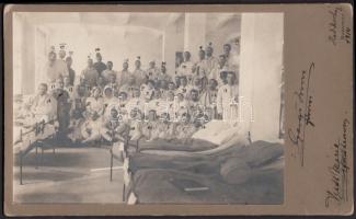 1914  Csoportkép a hadikórházból. 38 katona, orvos és ápolónő aláírásával a hátoldalon, kartonra ragasztva, 11x16 cm