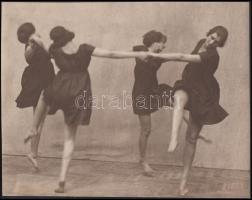 cca 1920-1925 A Szentpál Olga mozgásművészeti iskola növendékei. Vintage fotó, 15x19 cm