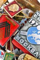 Kis zacskónyi vegyes magyar és külföldi kitűző, közte zománcozott és jobb darabok is T:vegyes