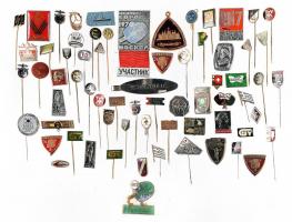 Kis zacskónyi vegyes magyar és külföldi kitűző, közte zománcozott és jobb darabok is T:vegyes