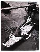 cca 1940-1945 Reich Péter Cornel: Pecások az újpesti kikötőben. Vintage fotó, hátoldalán pecséttel jelzett, 30x23cm