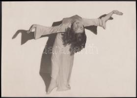 1932 Augner Tana Szentpál Olga tánccsoportjából. Hátoldalán felirattal, 16x23 cm