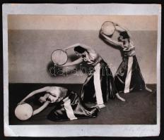 1932 Foto Ada: Hárman dobbal. Vintage fotó a Szentpál Olga mozgásművészeti iskola növendékeiről;hátoldalán írással, kartonra ragasztva, 17x22 cm; karton 20x24 cm