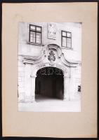 cca 1970 Mosonmagyaróvár, a Korona Szálló barokk homlokzata (Tóth Kálmán Bor-, sörmérés), kartonon, ...