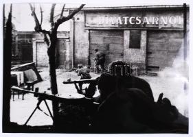 cca 1944-45 Orosz katonák utcai harca Budapesten. Valószínűleg későbbi nagyítás, 23x33 cm