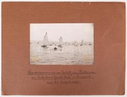 1925 Vitorlásverseny a Balatonon, vintage fotó kartonra kasírozva, feliratozva, 11x16,5/24x32cm