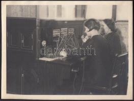 cca 1930 Telefonos kisasszonyok, vintage fotó, 19x24,5cm