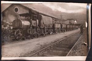 cca 1914-1918 Katonai teherszállító az állomáson, 20x30cm