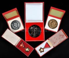 5db klf szocialista  kitüntetés / emlékérem dísztokban T:1