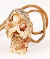 20. század. Bólogató harcos. Necuke, cserélhető fejű, faragott csontfigura, színezett díszítéssel, alján jelzett / 20th century. Netsuke carved bone figure with colored decoration, marked on bottom, 4,5cm